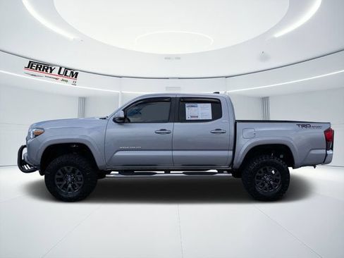 Used 2020 Toyota Tacoma SR5 w/ SR5 Appearance Package (SM) RWD image 5
