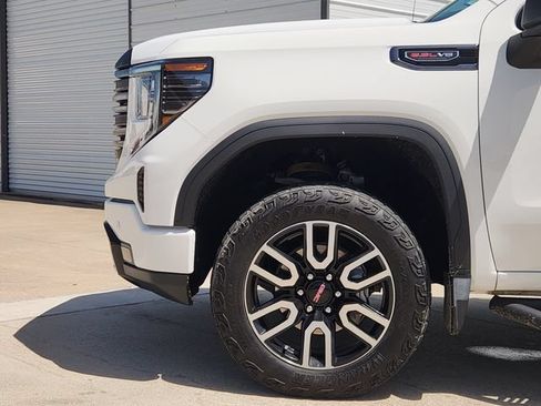 Used 2025 GMC Sierra 1500 AT4 w/ AT4 Premium Package AWD/4WD image 8