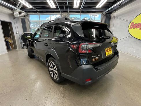 Used 2023 Subaru Outback Premium AWD/4WD image 3