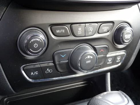 Used 2019 Jeep Cherokee Latitude w/ Popular Appearance Group AWD/4WD image 10