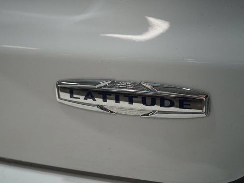 Used 2025 Jeep Compass Latitude w/ Sun & Sound Group AWD/4WD image 12