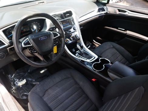 Used 2016 Ford Fusion SE FWD image 6