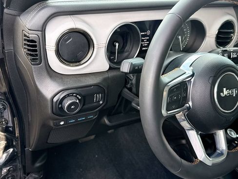 Used 2023 Jeep Wrangler Unlimited Sahara AWD/4WD image 10