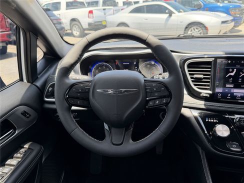 Used 2025 Chrysler Pacifica Limited FWD image 20