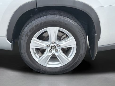 Used 2021 Toyota Highlander LE AWD/4WD image 29