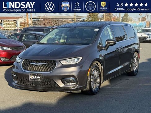 Used 2023 Chrysler Pacifica Touring-L image 3