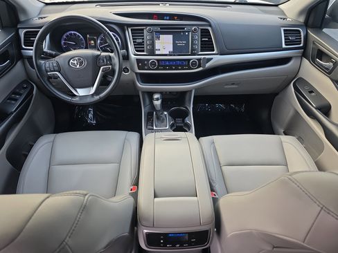 Used 2019 Toyota Highlander AWD V6 image 14