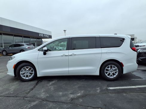 Used 2023 Chrysler Pacifica Touring-L FWD image 33