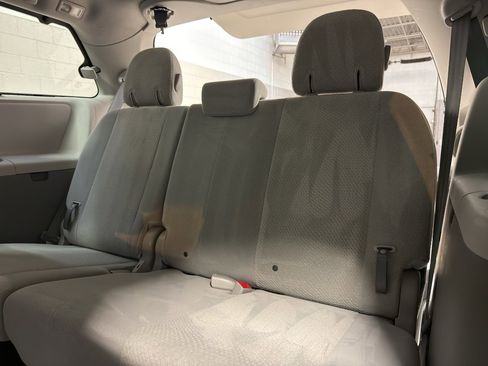 Used 2014 Toyota Sienna LE image 28