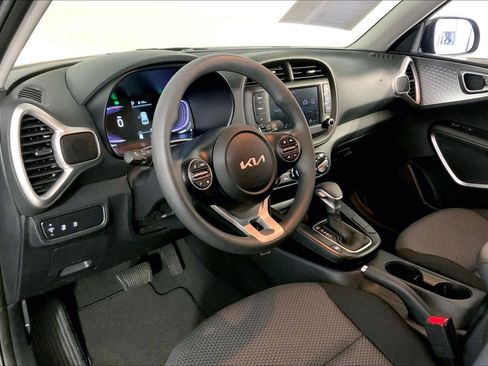 Used 2025 Kia Soul LX w/ LX Technology Package FWD image 14