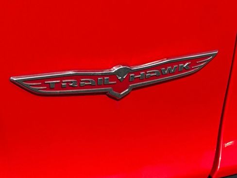 Used 2019 Jeep Cherokee Trailhawk image 13