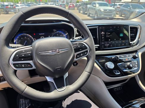 Used 2023 Chrysler Pacifica Limited FWD image 19