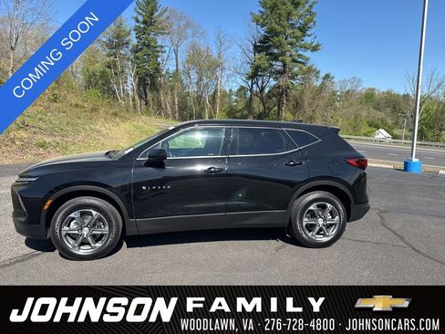 Used 2025 Chevrolet Blazer LT image 3