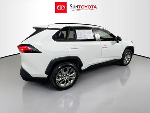 Used 2020 Toyota RAV4 XLE Premium image 4