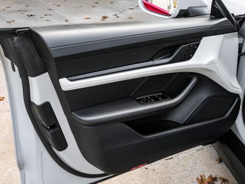 Used 2022 Porsche Taycan image 43