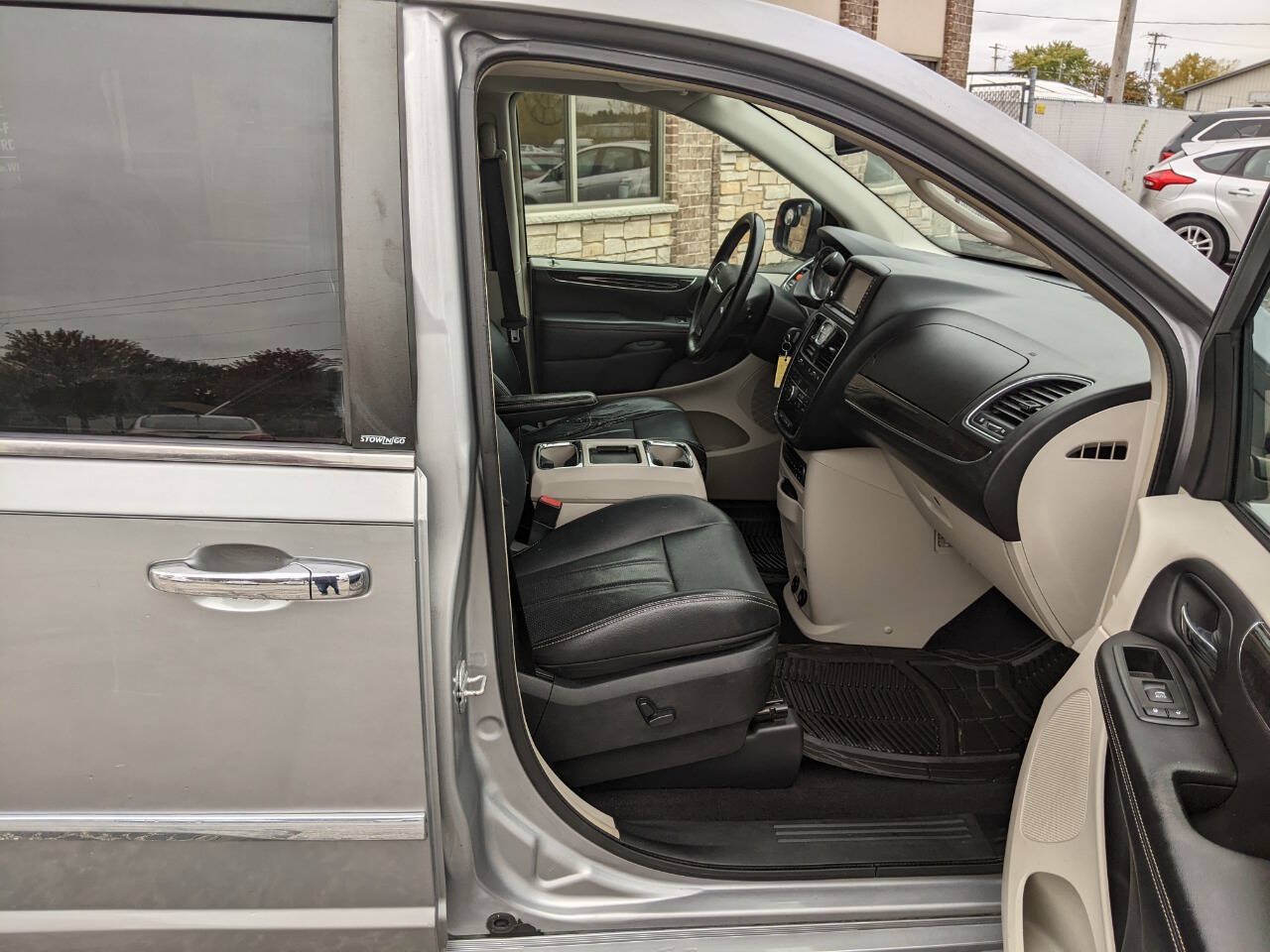 Used 2013 Chrysler Town & Country Touring-L w/ Entertainment Group #2 FWD image 13