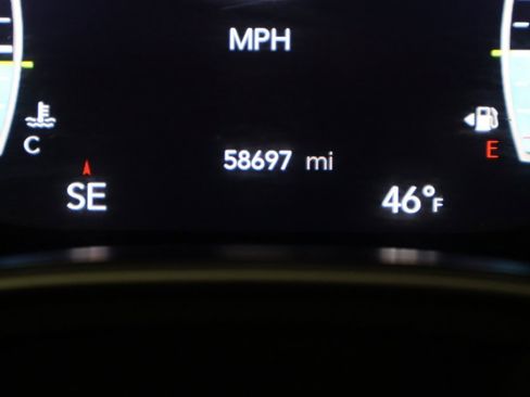 Used 2024 Chrysler Pacifica Touring-L image 38