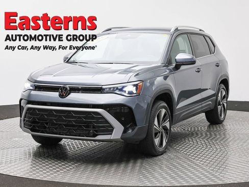 Used 2025 Volkswagen Taos SE AWD/4WD image 1