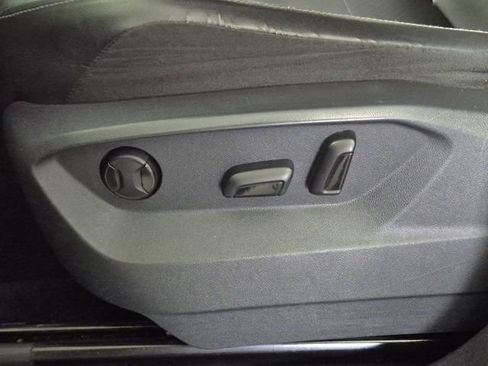 Used 2018 Volkswagen Tiguan SE image 15