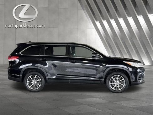 Used 2019 Toyota Highlander XLE image 4