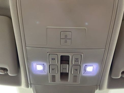 Used 2023 Volkswagen Tiguan SE image 33