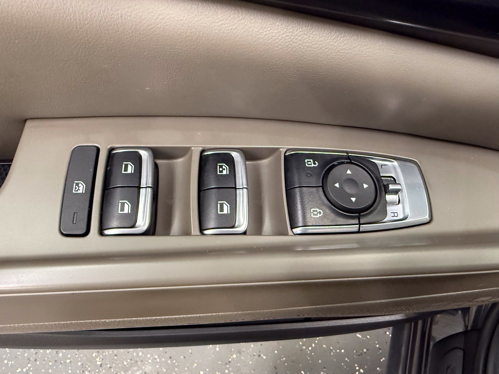Used 2025 Kia Carnival FWD image 10