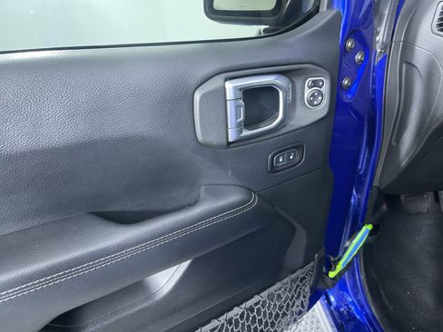 Used 2018 Jeep Wrangler Unlimited Sahara image 14