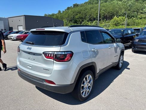 Used 2024 Jeep Compass Latitude w/ Sun and Sound Group AWD/4WD image 4