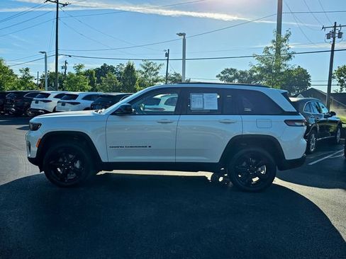 Used 2023 Jeep Grand Cherokee Limited w/ Black Appearance Package AWD/4WD image 13