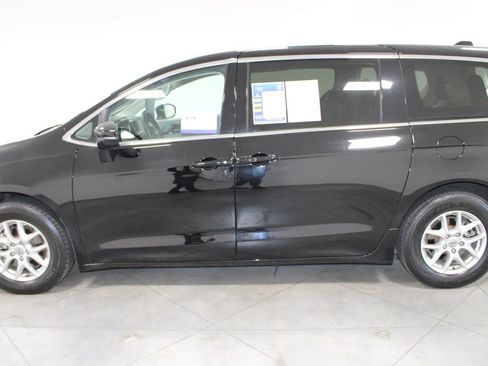 Used 2024 Chrysler Pacifica Touring-L image 7