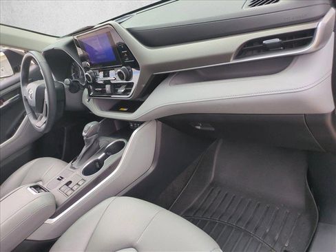 Used 2023 Toyota Highlander XLE FWD image 22