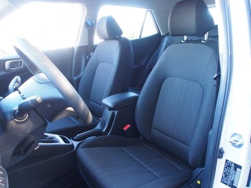 Used 2025 Hyundai Venue SE image 16