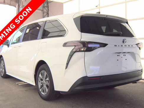 Used 2024 Toyota Sienna LE image 3