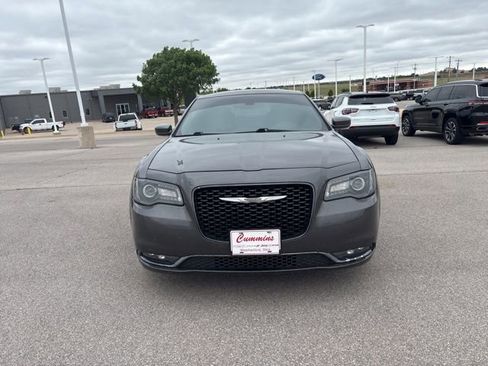 Used 2018 Chrysler 300 S RWD image 2