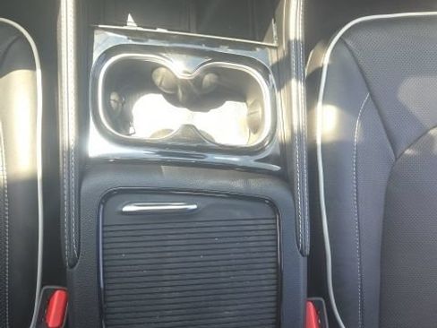 Used 2024 Chrysler Pacifica Limited FWD image 32