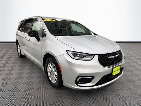 Used 2024 Chrysler Pacifica Touring-L image 3