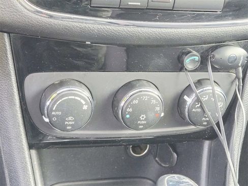 Used 2012 Chrysler 200 Touring image 26