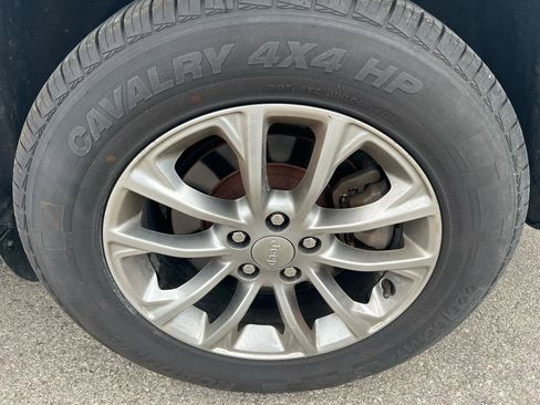 Used 2019 Jeep Cherokee Latitude Plus AWD/4WD image 4