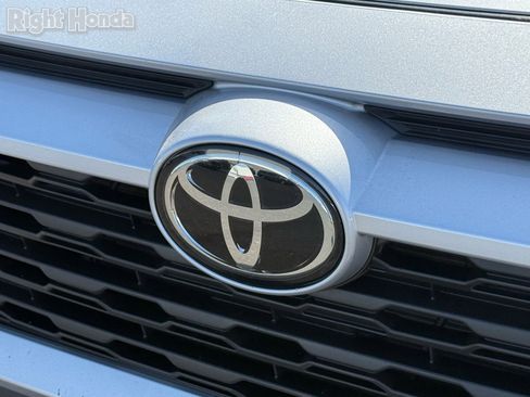 Used 2024 Toyota RAV4 XLE FWD image 33