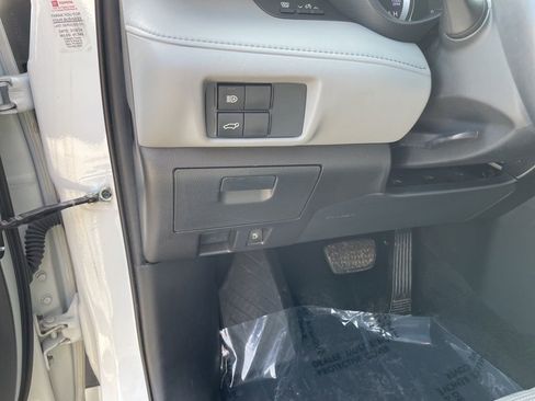 Used 2021 Toyota Highlander LE FWD image 9