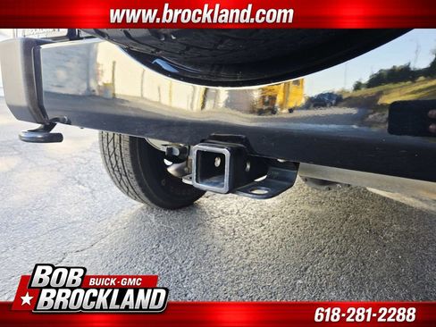 Used 2017 Jeep Wrangler Sahara w/ Connectivity Group AWD/4WD image 16