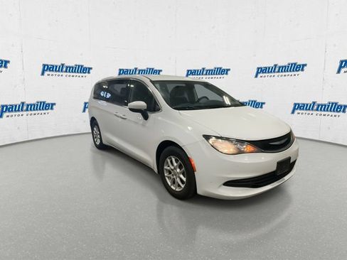 Used 2017 Chrysler Pacifica Touring FWD image 3