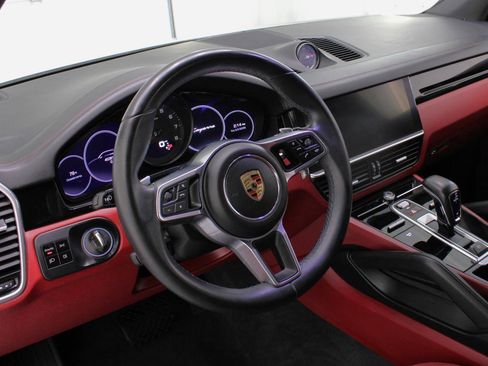 Used 2021 Porsche Cayenne image 32