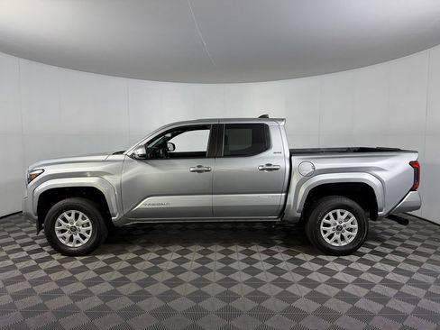 Used 2025 Toyota Tacoma SR5 AWD/4WD image 10