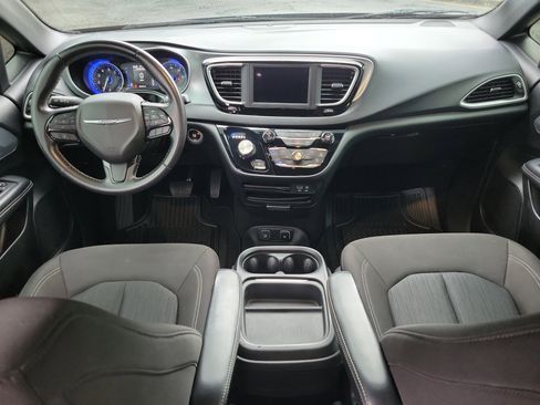 Used 2020 Chrysler Pacifica Touring w/ S Appearance Package FWD image 13