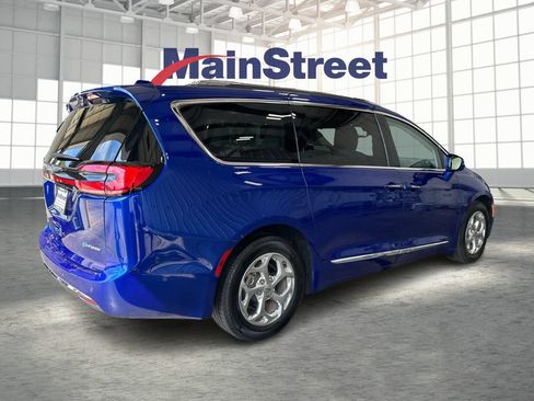 Used 2021 Chrysler Pacifica Limited w/ Uconnect Theater Family Group FWD image 5
