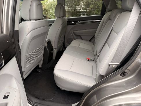 Used 2013 Kia Sorento LX w/ Convenience Pkg FWD image 9
