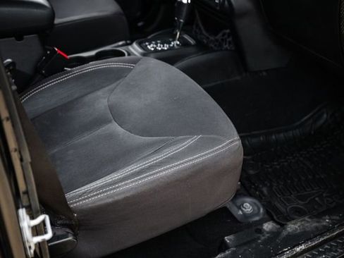 Used 2016 Jeep Wrangler Unlimited Sahara w/ Connectivity Group AWD/4WD image 72