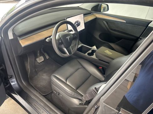 Used 2024 Tesla Model Y Long Range AWD/4WD image 2