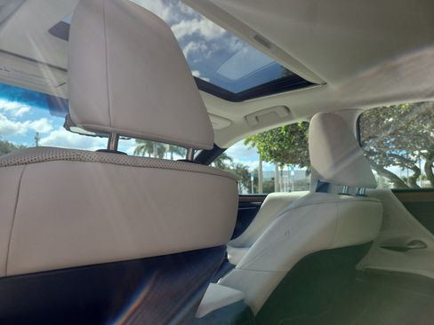 Used 2024 Lexus ES 250 w/ Premium Package image 15